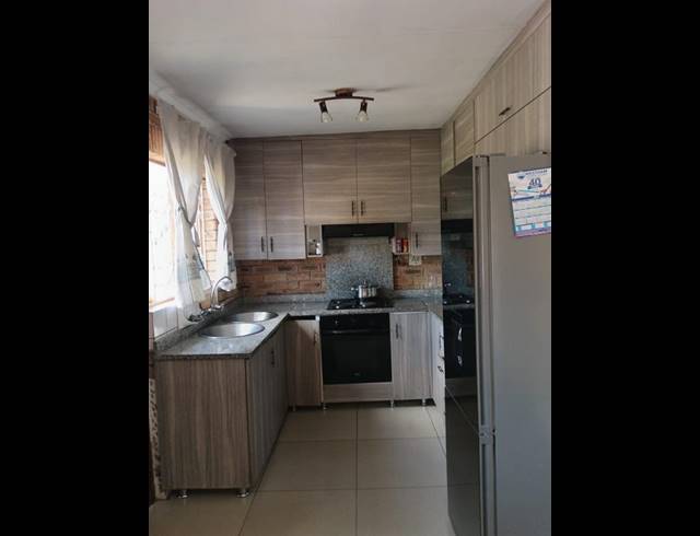 3 BEDROOM HOUSE FOR SALE IN NEWLANDS WEST